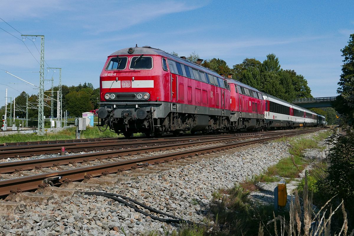 218 416-6 und 218 422-4 mit den Wagen des EC 194, Mnchen - Zrich, am 30.09.2020 kurz vor Durchfahrt des Bahnhofs von Hergatz.