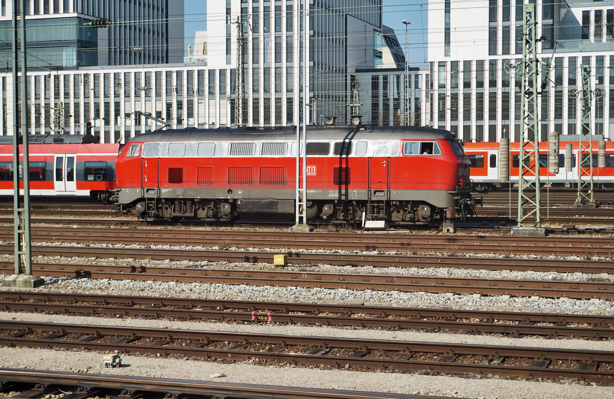 218 416-6 am 18.3.2016 nahe des Bahnhofs München Hacherbrücke.
Fotografiert aus dem EC 114.