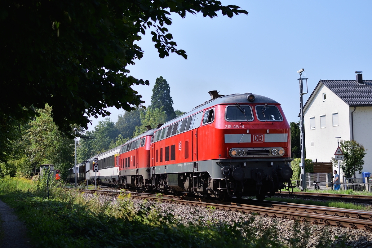 218 416 führt am 20. August 2018 das 218-Doppel vor einem EC zwischen Lindau und München. Aufgenommen zwischen Lindau Hbf und Aeschach.