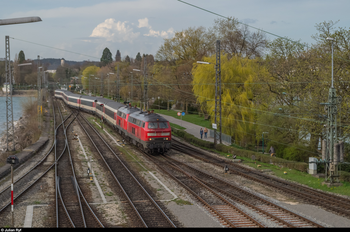218 416 und eine Schwesterlok erreichen am 4. April 2016 mit EC 192 München Hbf - Basel SBB den Bahnhof Lindau, wo für die beiden Loks Endstation ist.