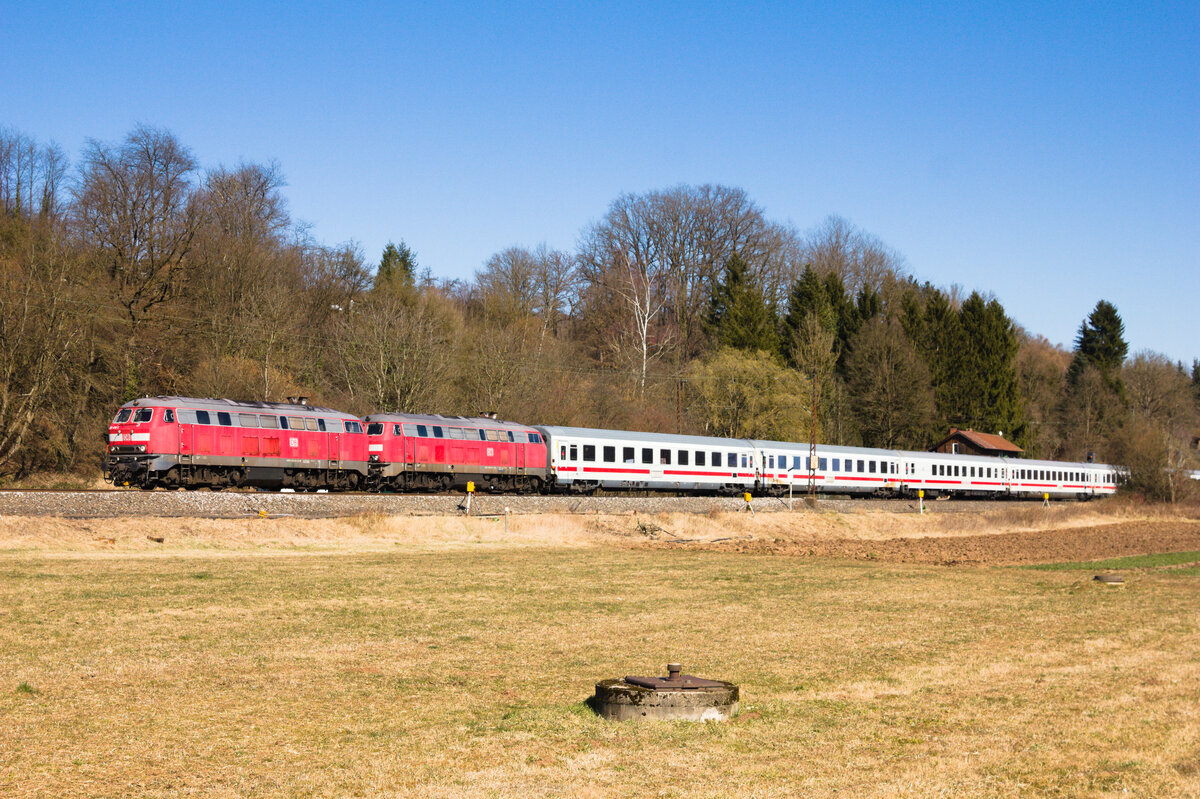 218 416+141 mit IC2012 Oberstdorf-Dortmund am 08.03.2022 zwischen Ebersbach und Reichenbach. 