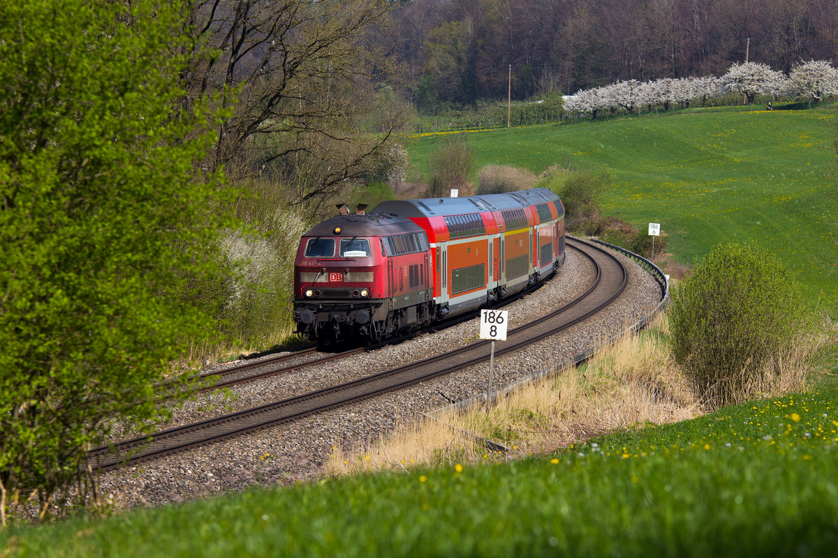 218 417-4 ein bisschen dreckig vor ihrem IRE aus Ulm kommend gen Friedrichshafen kurz vor Meckenbeuren am 9.4.17.