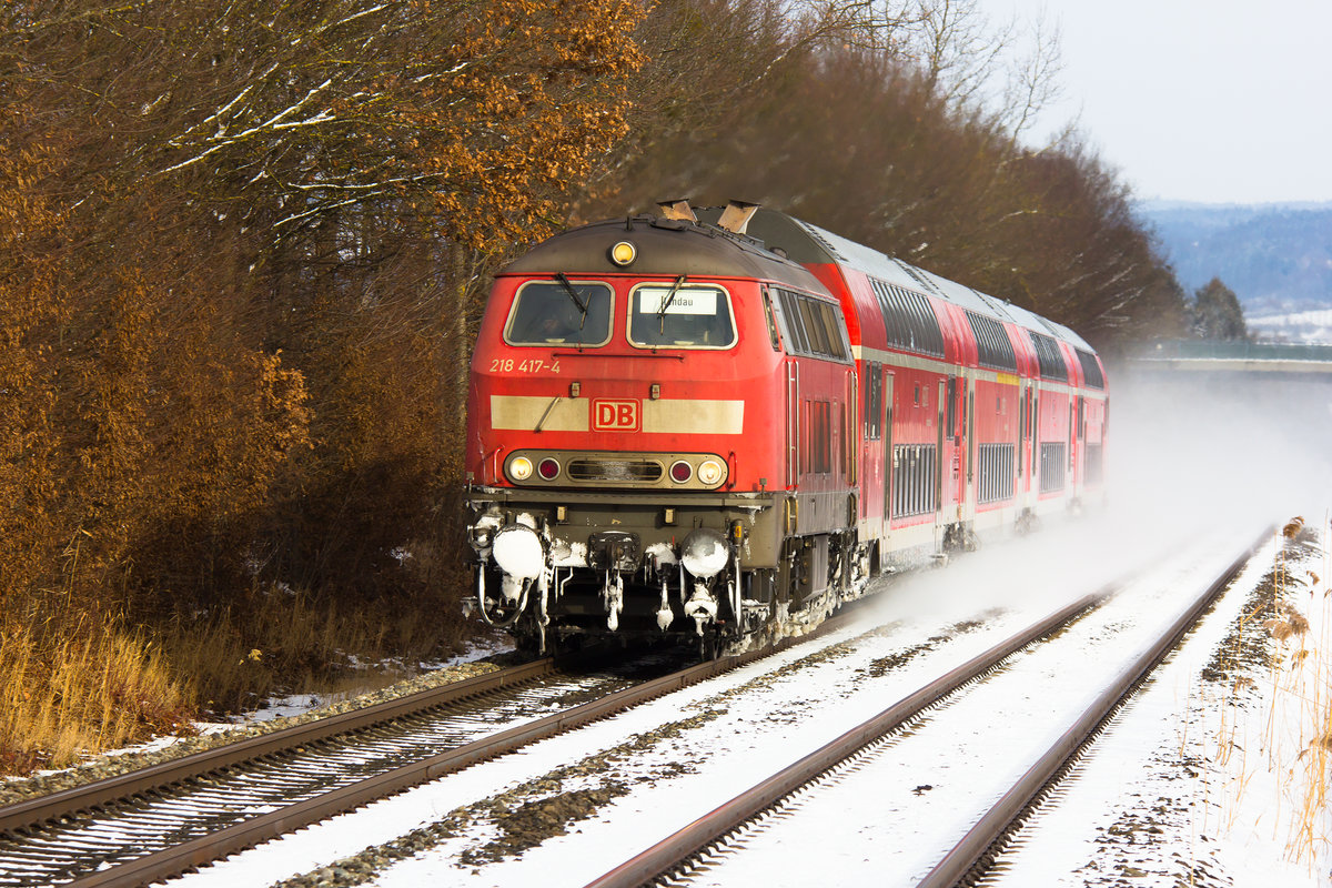 218 417-4 rauscht mit ihrem IRE aus Ulm nach Friedrichshafen und hinterlässt eine ordentliche Schneewolke. 17.1.17