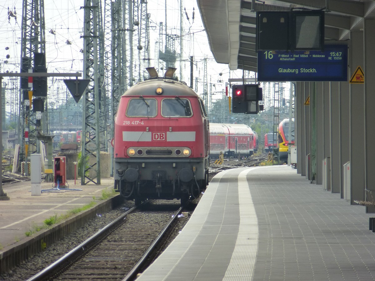 218 417-4 steht hier am 23.08.2013 im Hauptbahnhof von Frankfurt(Main) auf Gleis 16.