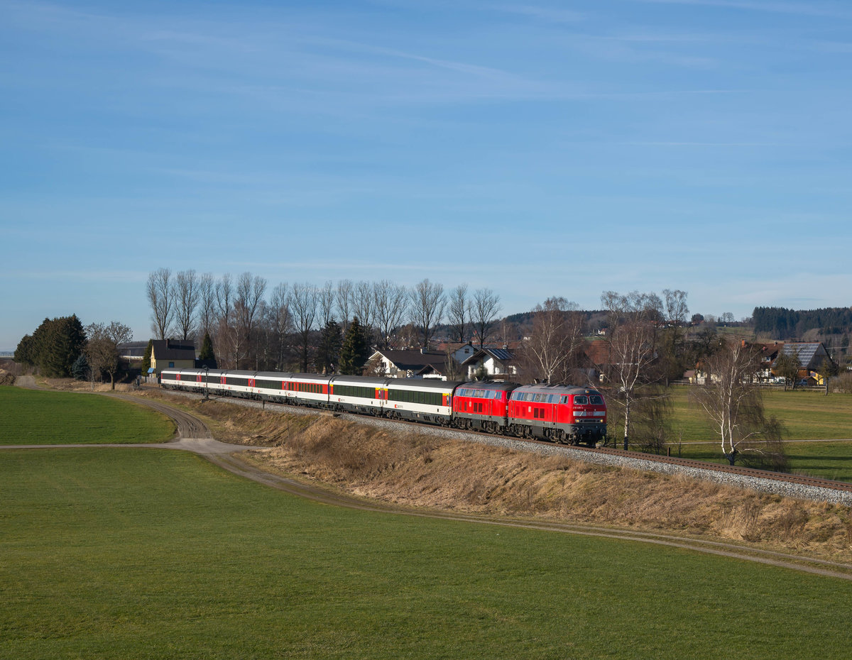 218 418 und 218 498 bringen den EC 193 nach München HBF.Aufgenommen bei Memmingen im Allgäu am 27.12.2015.