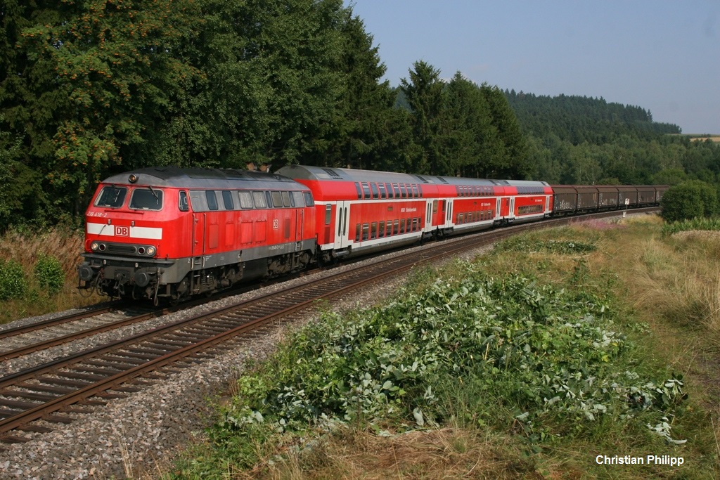 218 418 war am 20.08.2013 mit dem RE 27014 beschftigt. Hier bei Lengenfeld. Hierbei handelt sich um einen BR-Radltour-Sonderzug.