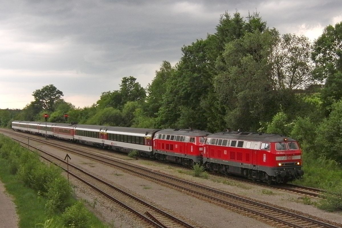 218 4190 und eine weitere 218er ziehen am 22.05.2011 den EC 195 auf