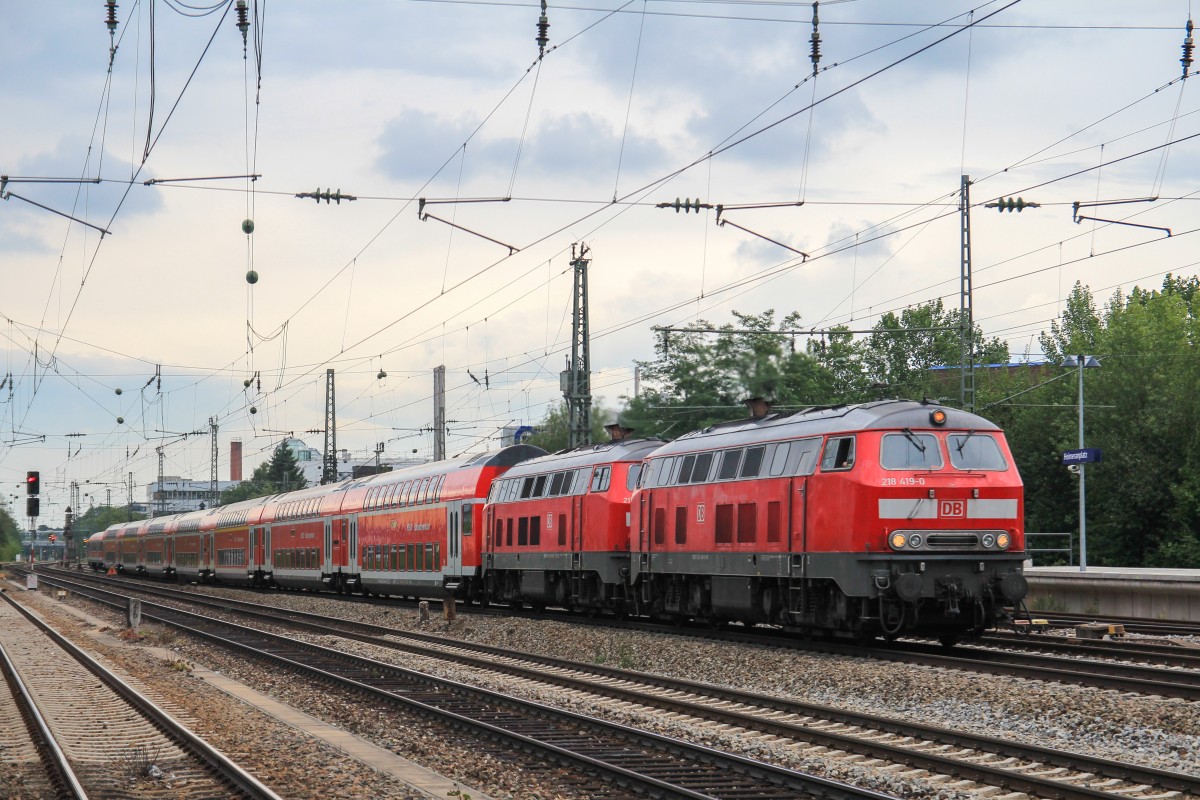218 419 und eine Schwestermaschine beschleunigen am 26. August 2013 einen RE in Richtung Mhldorf. Hier zu sehen am Heimeranplatz.