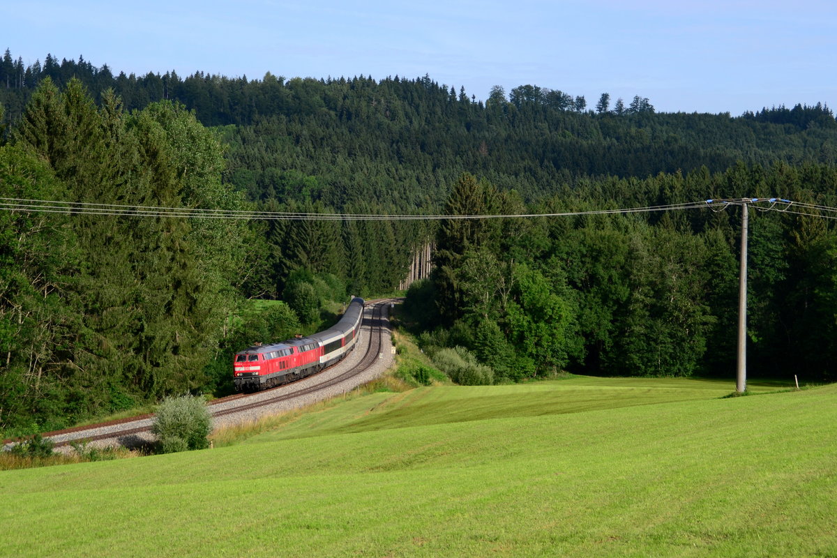 218 421 + 218 xxx mit EC 196 München Hbf - Zürich HB am 03.08.2017 bei Ellenberg