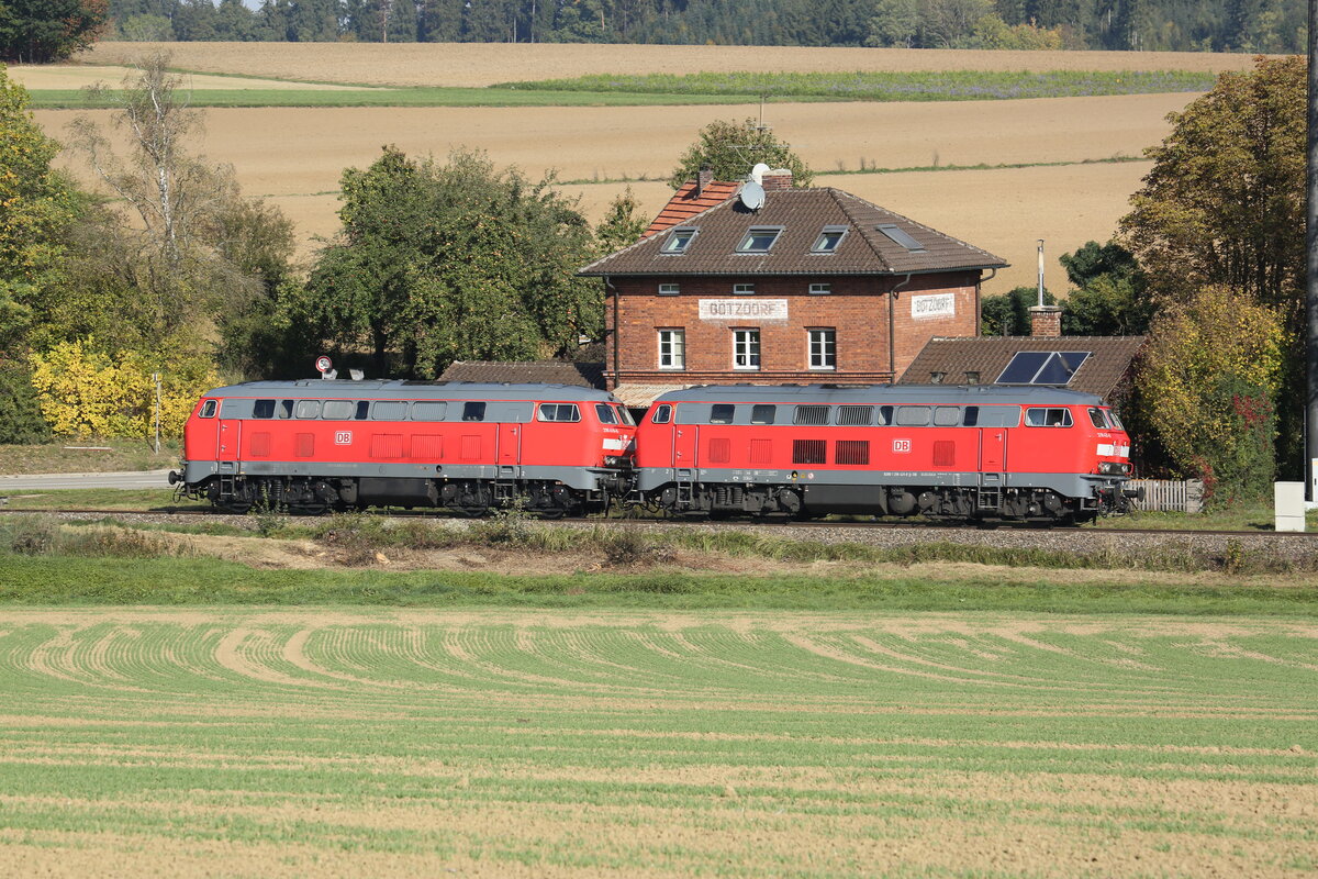 218 421 und 218 416 kamen am 19.10.26 von Landshut nach Mühldorf bei Götzdorf vorbei. Das ehemalige, gut erhaltene Bahnhofsgebäude existiert noch, und passt optisch irgendwie mehr nach Norddeutschland. Die Züge der heutigen Südostbayernbahn passieren den Ort ohne Halt.