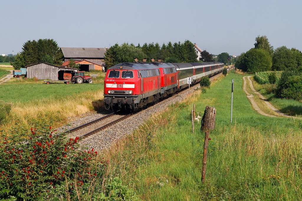 218 421 und 423 mit EC 192 bei Wiedergeltingen (03.08.2013)