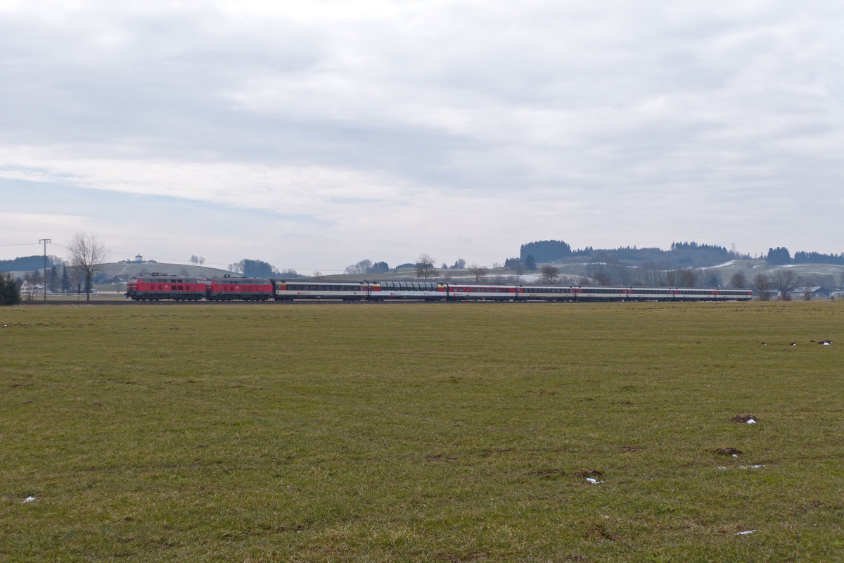 218 421 und 428 mit EC 193 Zürich-München am 22.3.18 kurz vor Leutkirch.