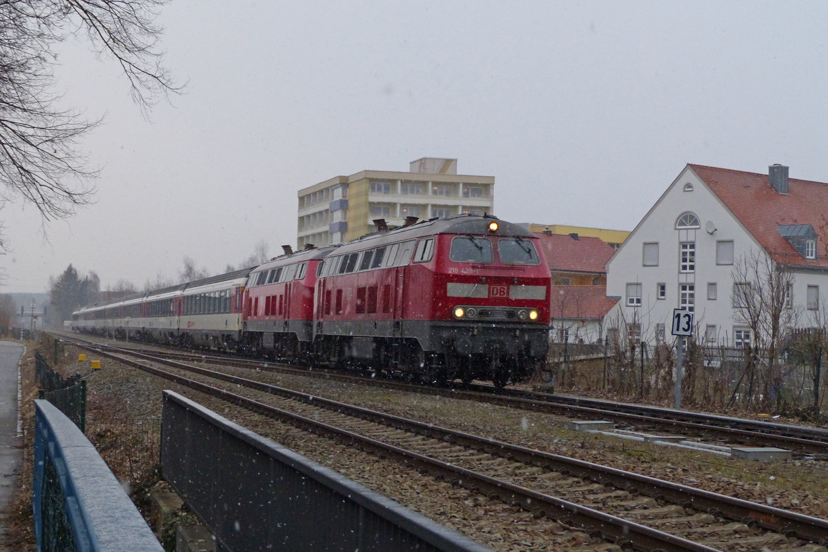 218 421 und 428 mit EC 192 München-Zürich am 22.3.18 in Memmingen.