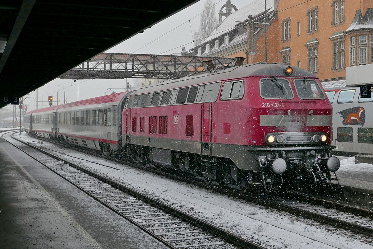 218 421-6 erreicht am 25.01.2021 mit den Wagen des IC 119  BODENSEE , Dortmund - Innsbruck, den Bahnhof Lindau-Insel