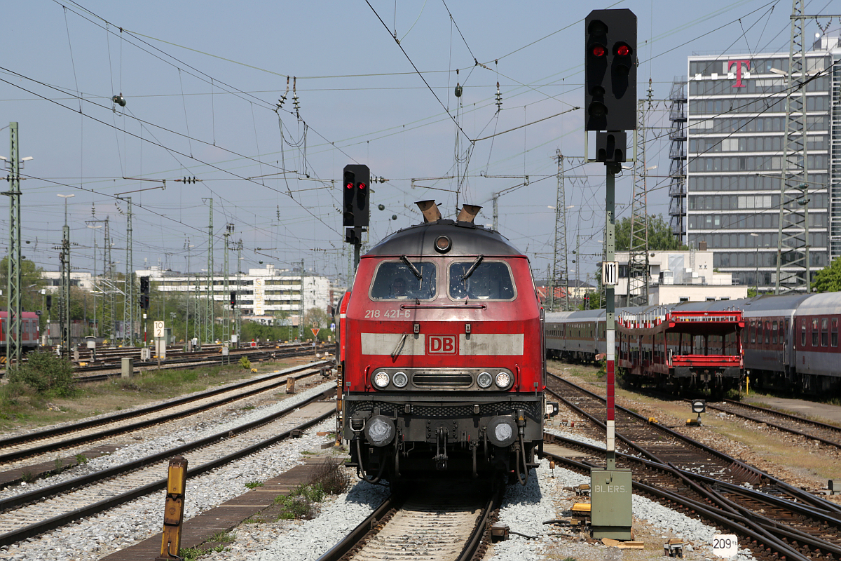 218 421 erreicht mit RB 27054 Mühldorf - München den Bahnhof München Ost, 25.04.2014