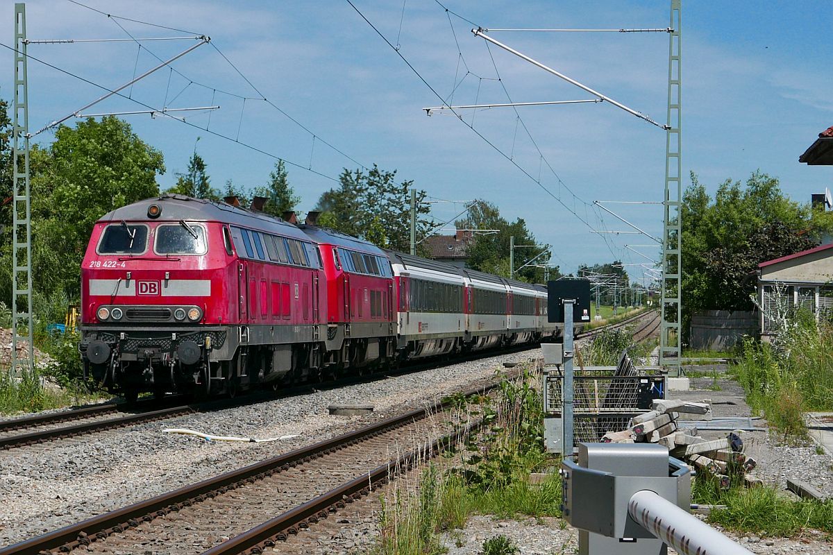 218 422-4 und 218 430-7 ziehen am 08.07.2020 die Wagen des EC 194, Mnchen - Zrich, an der ehemaligen Haltestelle in Schlachters vorbei. Standort des Fotografen vor der Schranke fr Fugnger und Radfahrer, die sich hinter der Schranke fr Kraftfahrzeuge befindet (siehe auch nachfolgendes Bild).