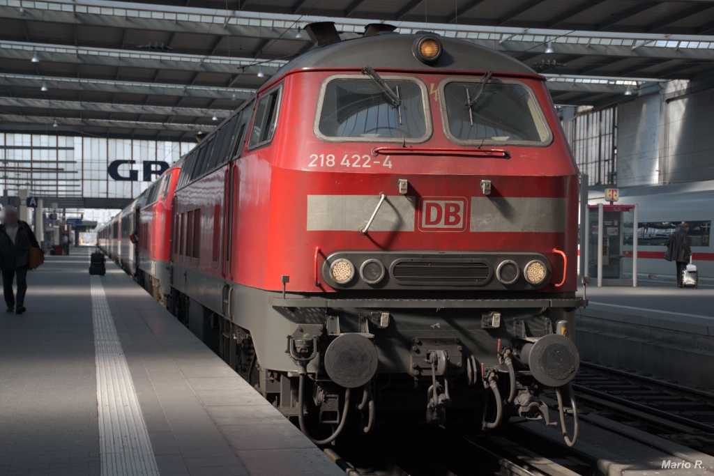 218 422 war am frühlingshaften 19. März 2015 damit betraut mit einer unbekannten zweiten 218 einen EC von Zürich nach München Hbf zu bringen.