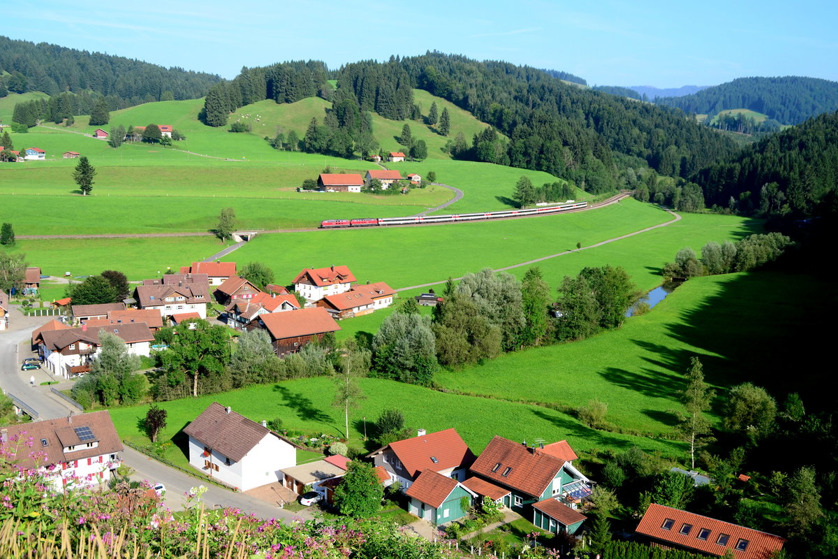 218 423 + 218 425 mit EC 192 München Hbf - Basel SBB am 01.08.2017, oberhalb von Oberthalhofen