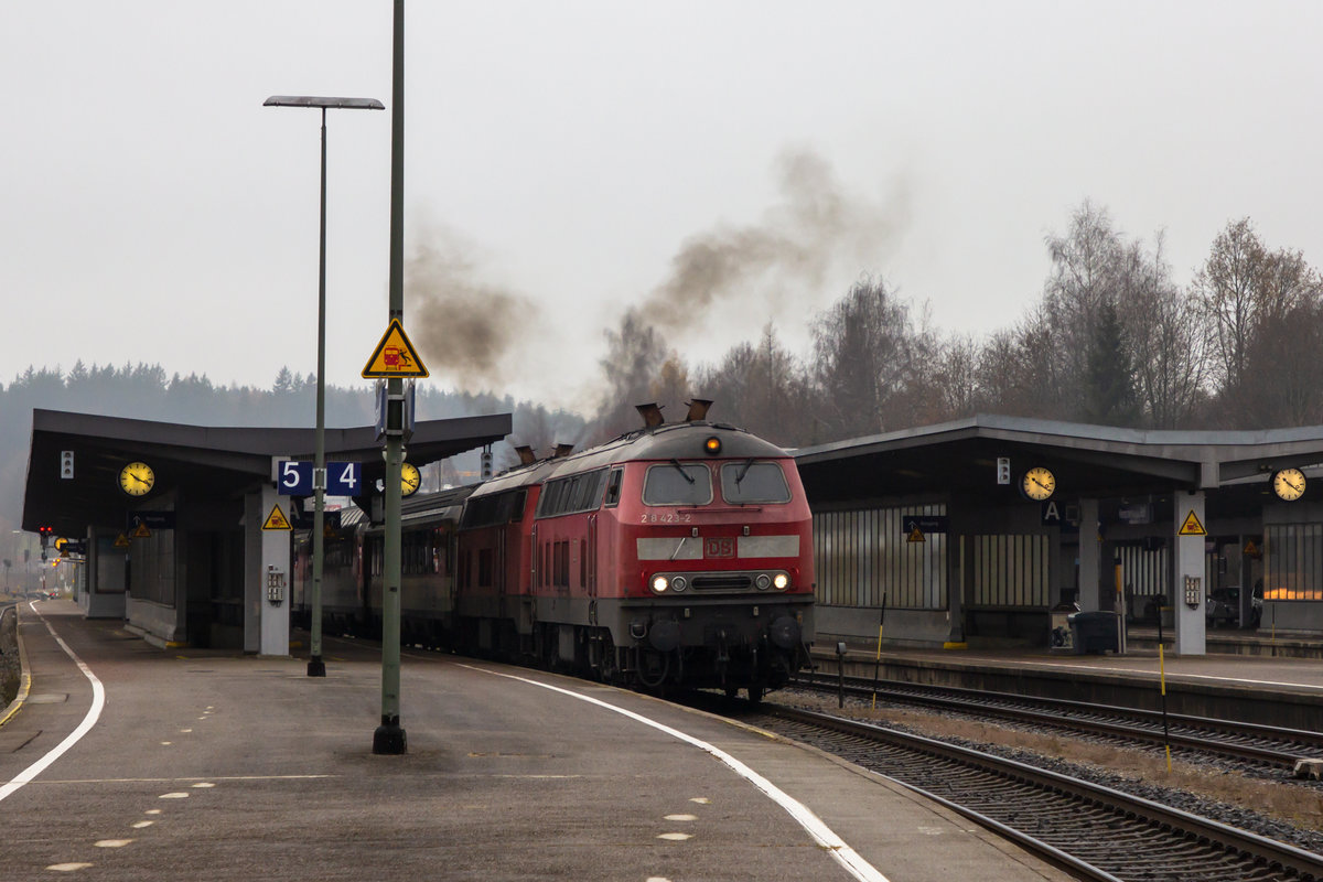 218 423-2 am EuroCity EC 191 bei der Ausfahrt in Kempten Hbf. 