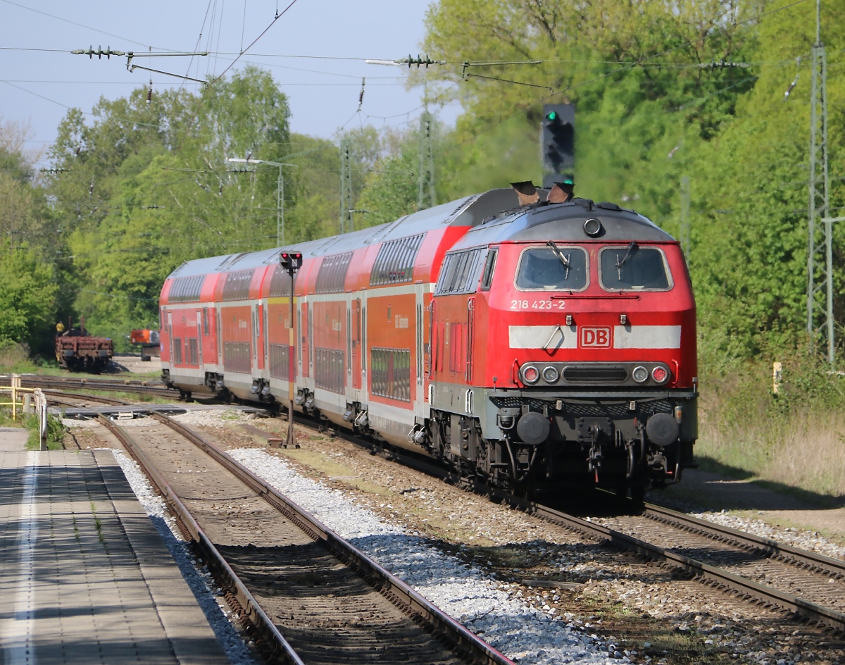 218 423-2 schiebt einen RE in Richtung München Hbf. Aufgenommen am 25.04.2014 in München-Riem.