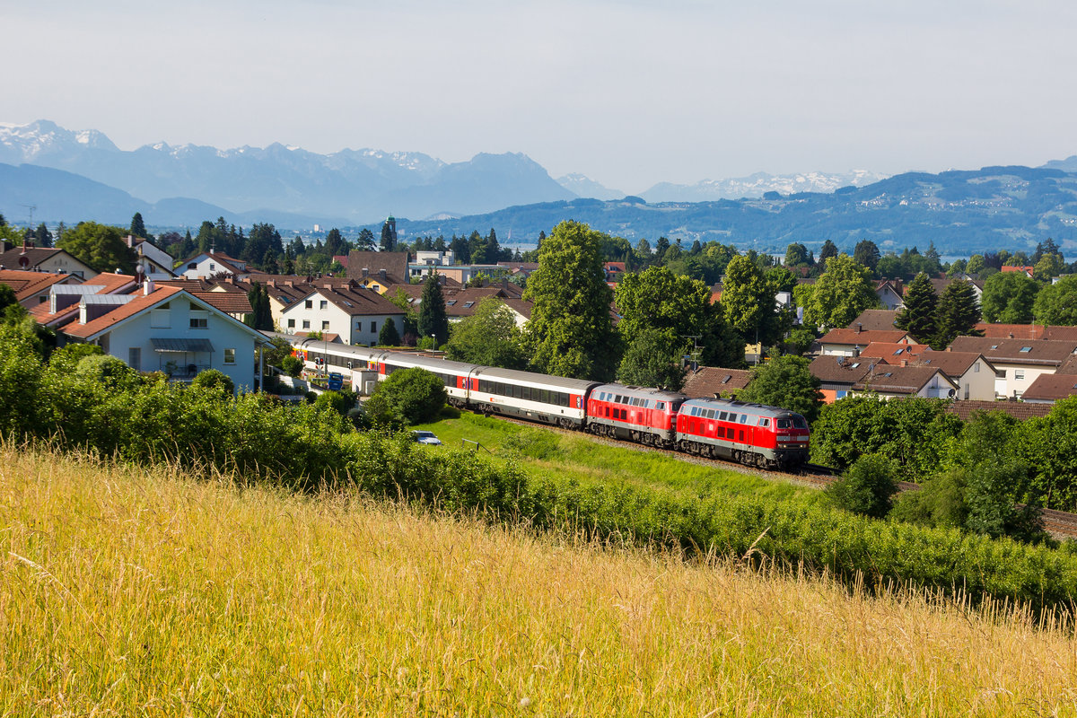 218 423-2 zieht den ersten EuroCity des Tages den Hoyer Berg hinauf ins Allgäu. 3.6.18