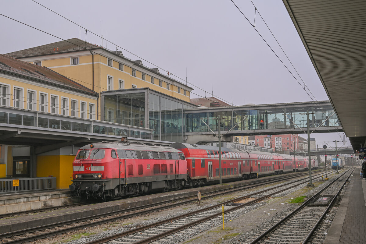 218 423 mit Doppelstockwagen nach Ankunft aus Hof in Regensburg am 30.12.2024.