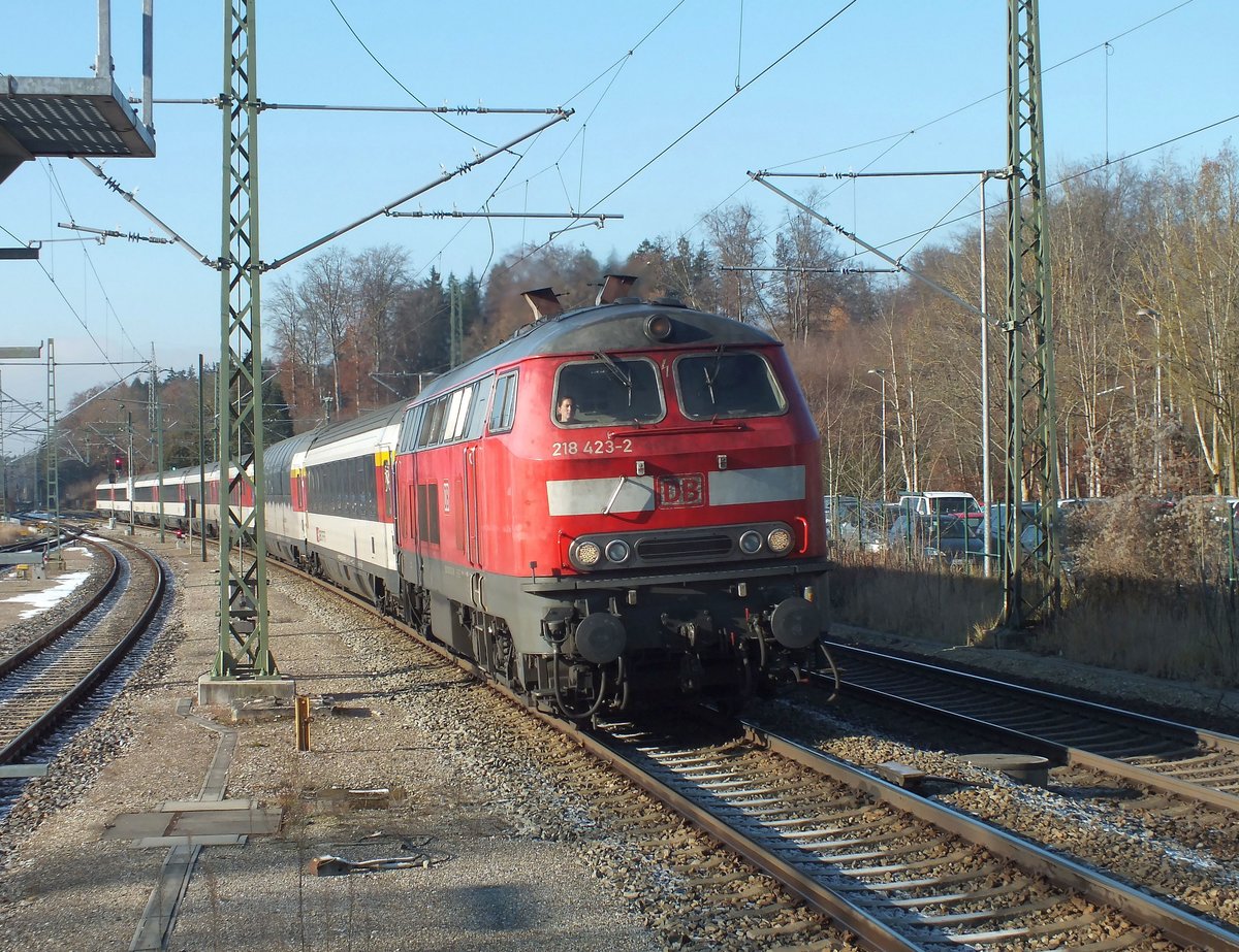 218 423 mit EC 191 am 04.12.19 bei der Durchfahrt durch den Bahnhof Geltendorf.
