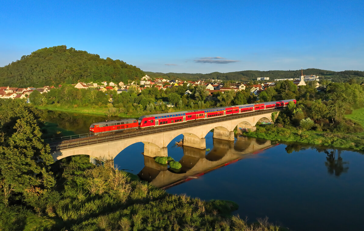 218 423 mit einem RE2 am 10.08.2024 bei Regenstauf.