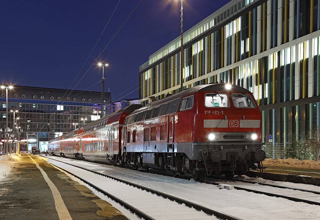 218 423 waits to depart Munchen Hbf on 3 Feb 2015.