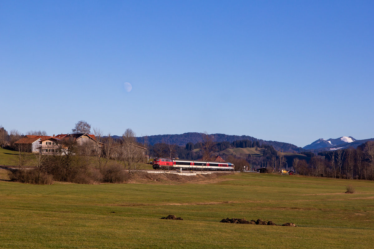 218 424-0 mit dem EC 194 bei Ratholz. 6.1.20