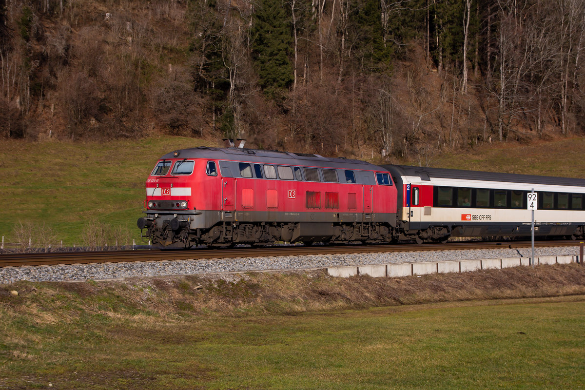 218 424-0 mit dem EC 194 bei Ratholz. 6.1.20