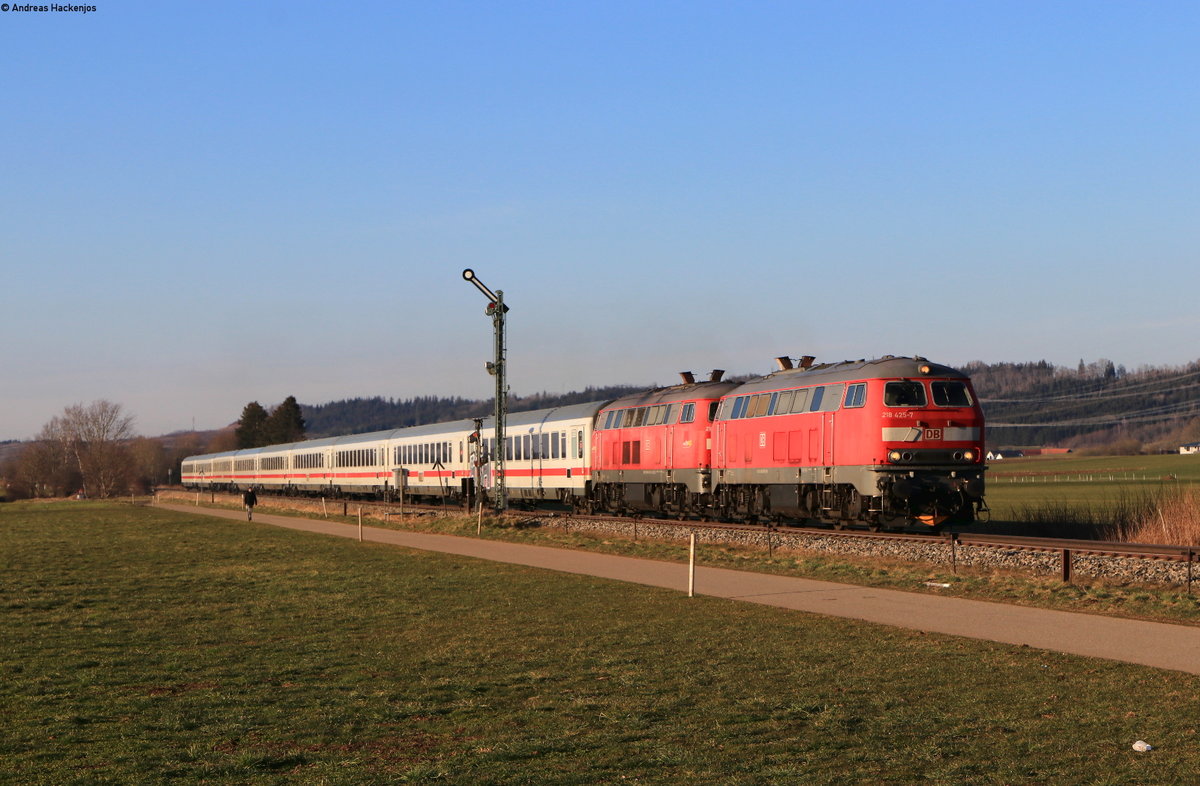 218 425-7 und 218 494-3 mit dem IC/RE 2013  Allgäu  (Dortmund Hbf-Oberstdorf) bei Bad Grönenbach 6.3.21