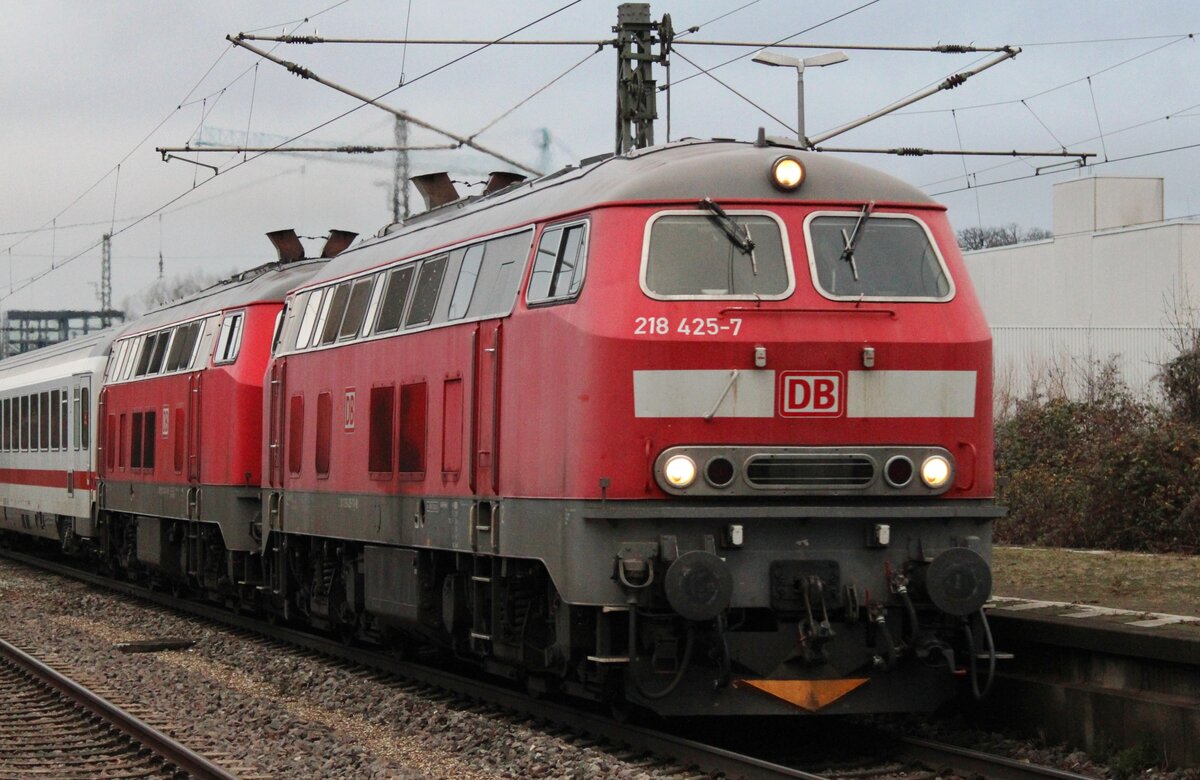 218 425-7 in Doppeltraktion bei der Duchfahrt im Bahnhof Eislingen am 13.12.2021 Fahrtrichtung Stuttgart-Ulm 