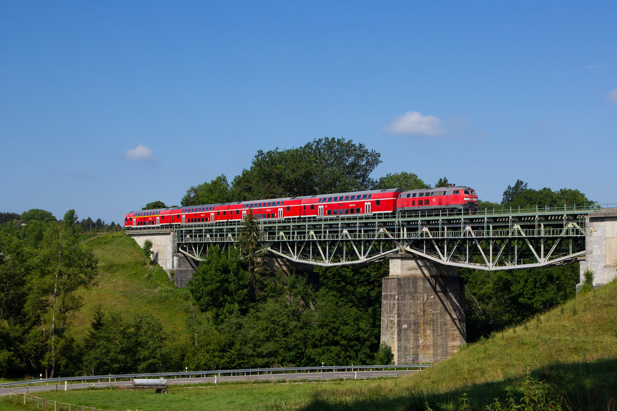 218 425-7 mit dem Wochenenderadlzug auf der Brücke von Maria Thann gen Hergatz. 14.7.19