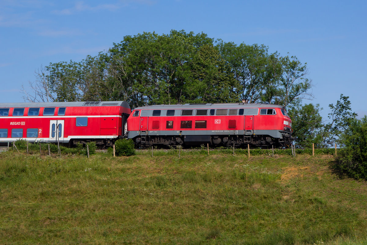218 425-7 mit dem Wochenenderadlzug auf der Brücke von Maria Thann gen Hergatz. 14.7.19