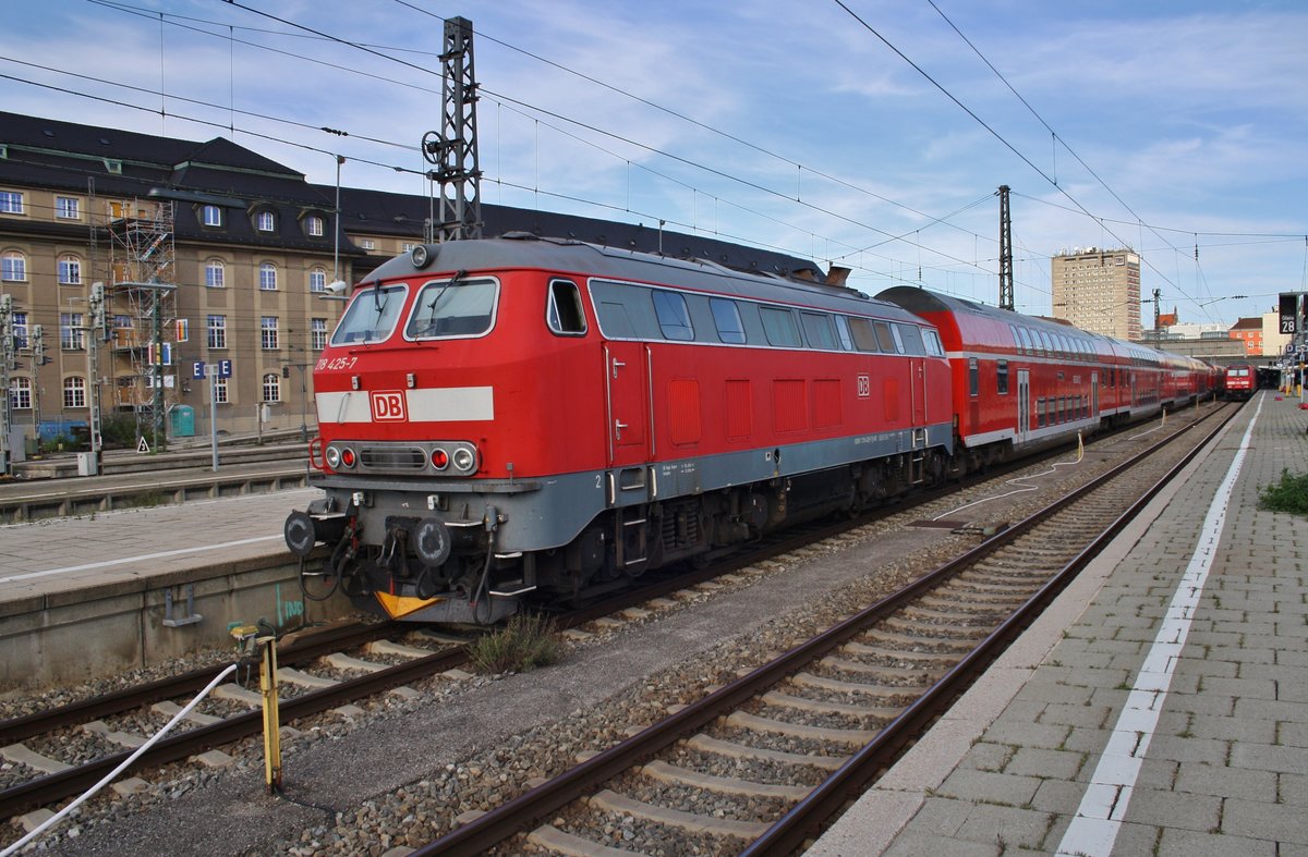 218 425-7 wartet am 14.8.2017 mit dem RE57514 nach Füssen im Münchener Hauptbahnhof.