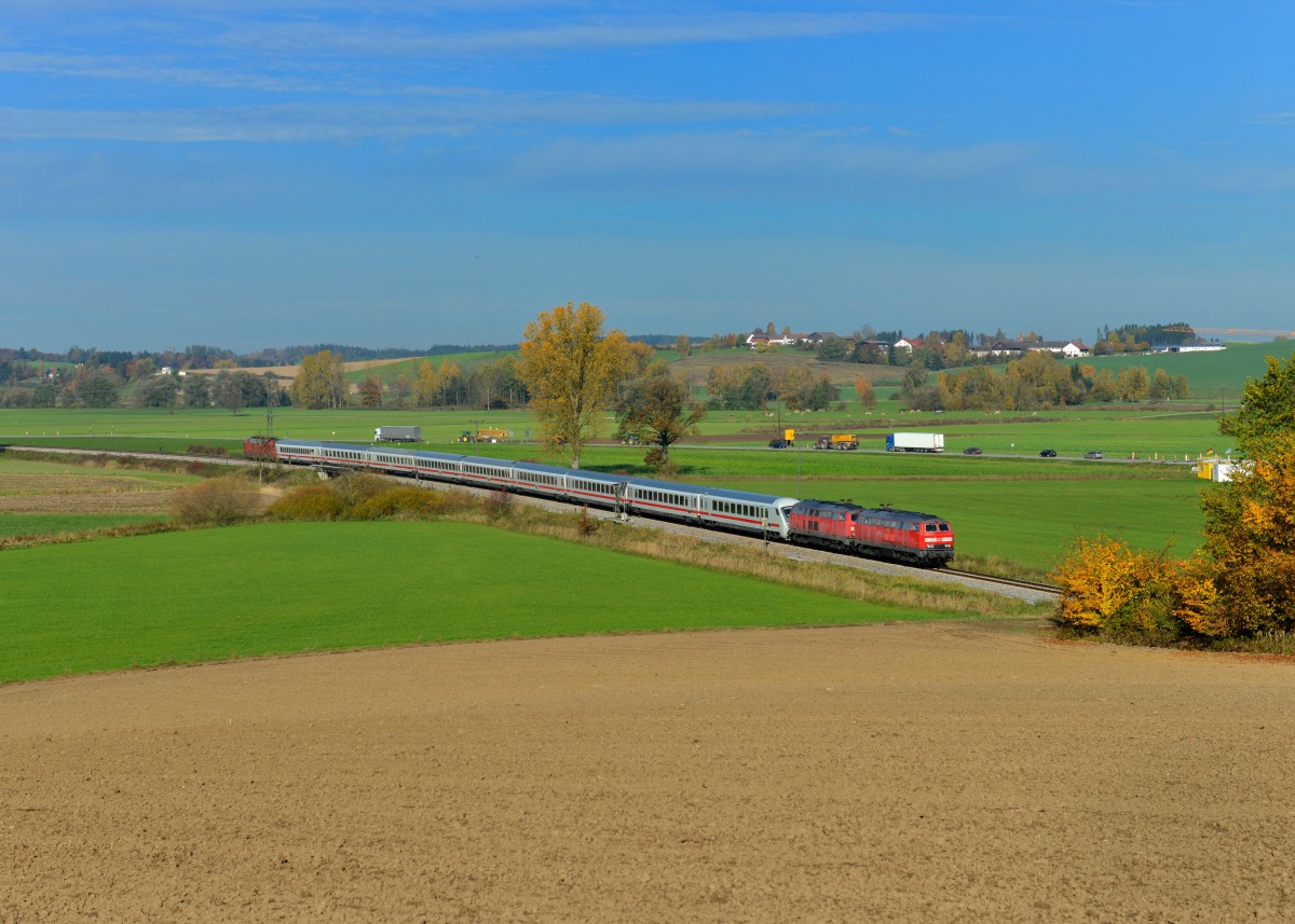 218 426 + 218 402 mit dem umgeleiteten EC 217 am 26.10.2013 bei Weidenbach. 
