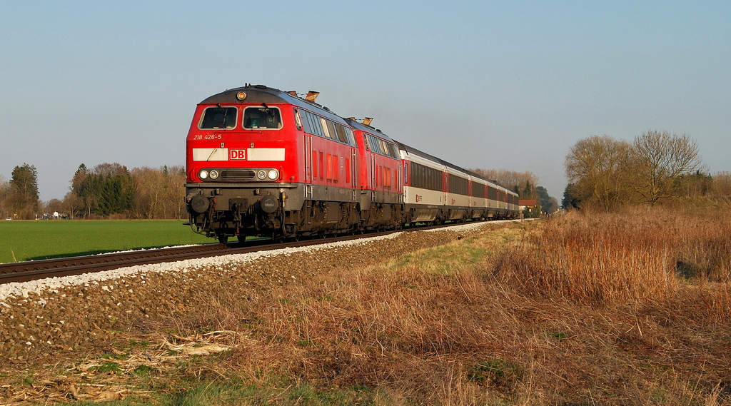 218 426 und 444 mit EC 192 vor Türkheim (28.03.2014)