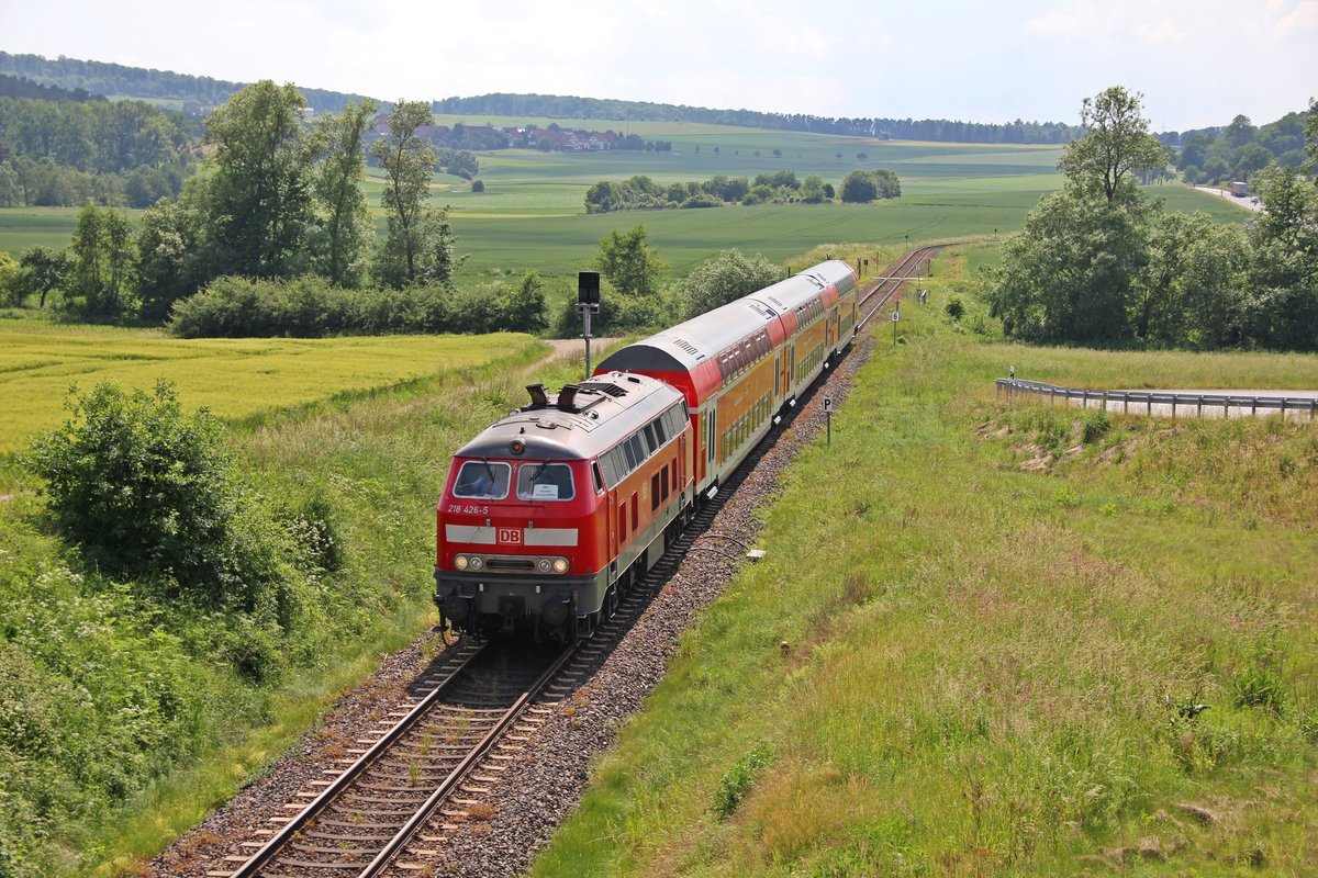 218 426 als RB4 (23022) von Korbach nach Kassel Wilhelmshöhe kurz vor Volkmarsen. Aufgrund des Hessentages kommt diese doch sehr seltene Fahrzeugkombination für die Strecke Kassel <> Korbach zum Einsatz. 30.05.2018
