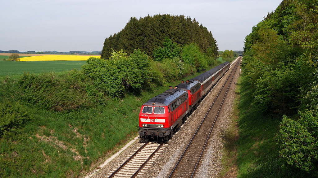 218 426 mit EC 192 bei Oberbergen (05.05.2014)