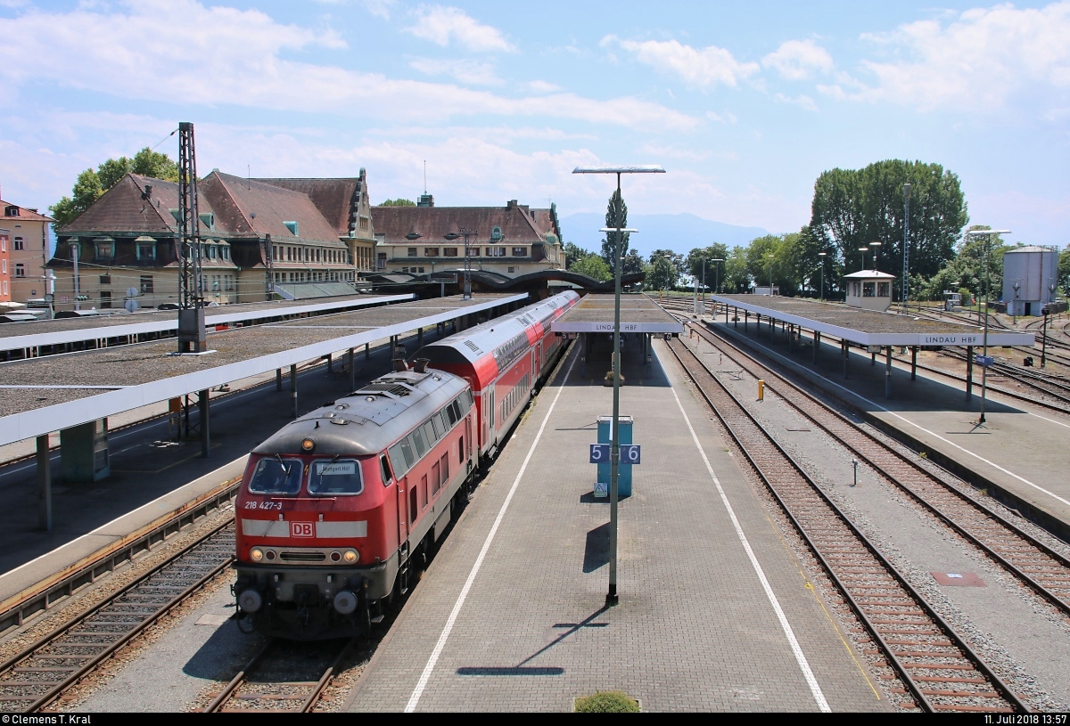 218 427-3 der DB ZugBus Regionalverkehr Alb-Bodensee GmbH (RAB) (DB Regio Baden-Württemberg) als RE 4224 bzw. IRE 4224 nach Stuttgart Hbf steht in seinem Startbahnhof Lindau Hbf auf Gleis 5.
Aufgenommen von einer Fußgängerbrücke.
[11.7.2018 | 13:57 Uhr]