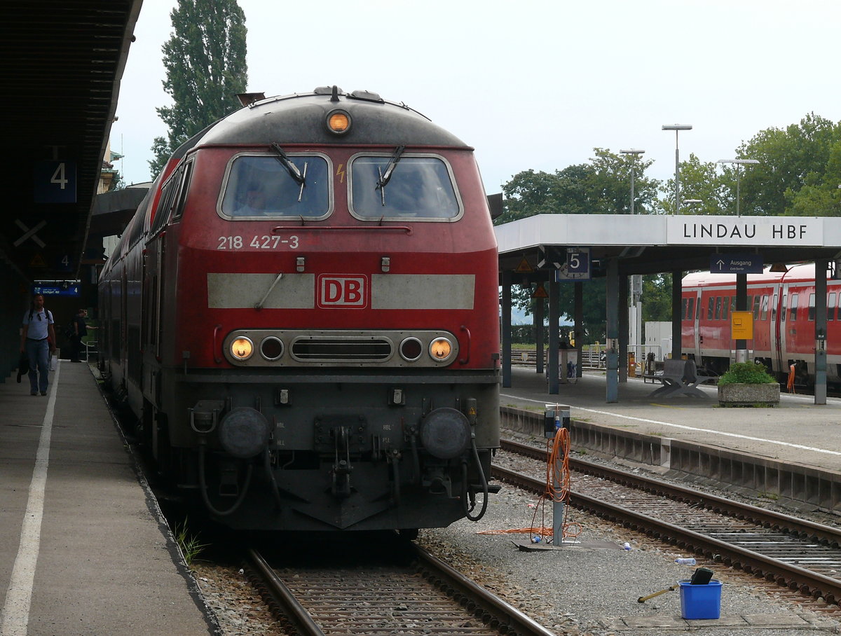 218 427 mit ihrem IRE nach Stuttgart am 23.8.19 in Lindau Inselbahnhof