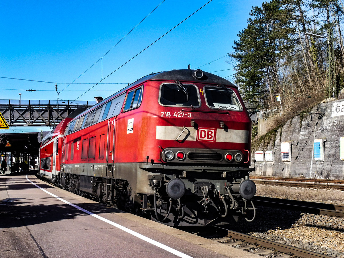 218 427 mit TB11 Motor und Doppelstockwagen als IRE nach Stuttgart Hbf im April 2018 in Geislingen(Steige) 