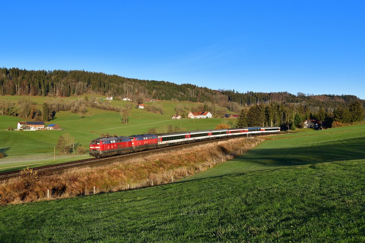 218 428 + 218 401 mit EC 196 am 18.11.2020 bei Ellenberg.