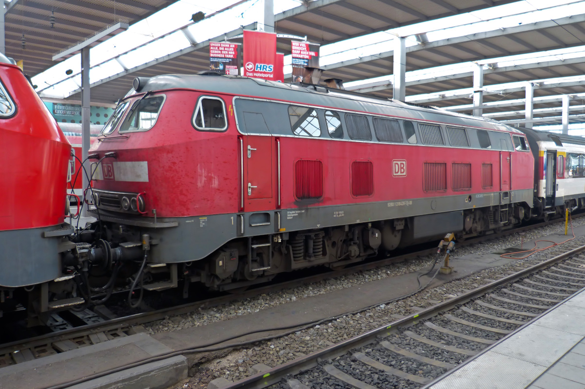 218 428-1 als zweite Lok im Doppelpack München Hbf 04.09.2016