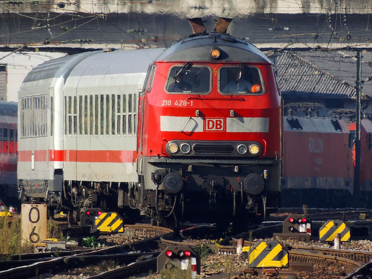 218 428-1 erreicht mit RE27005 die Gleisanlagen des Passauer Hauptbahnhofes; 131012