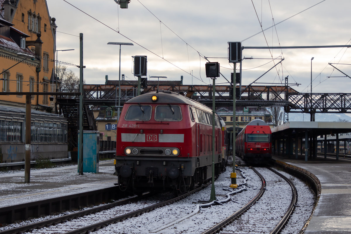 218 428-1 hat soeben an den  EurCity EC 191 in Lindau Hbf rangiert. 7.12.20