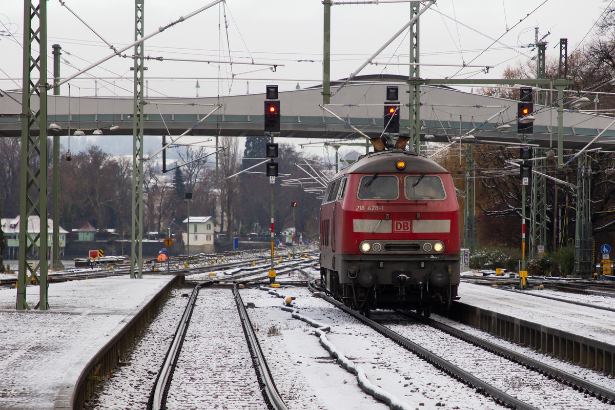 218 428-1 rangiert an den EurCity EC 191 in Lindau Hbf. 7.12.20