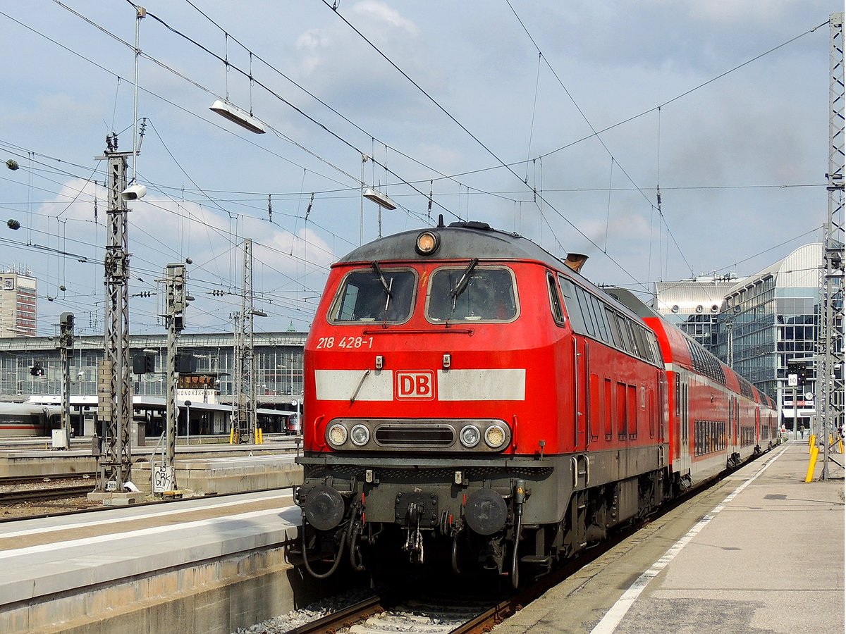 218 428-1, verlässt mit einem Personenzug Gleis10 des Münchener Hauptbahnhofes; 130607