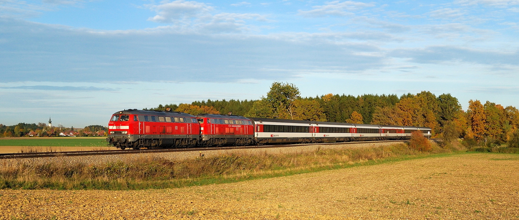 218 428 und 440 mit EC 192 bei Schwabhausen (22.10.2013)